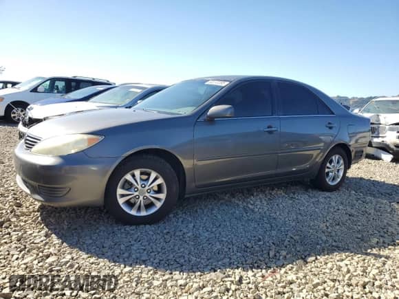2005 Toyota Camry LE z VIN 4T1BF32KX5U619594, wystawiony jako Copart lot #82272285 z przebiegiem 148 126 mil mil oraz Szkoda całkowita • Salvage title. Historia ofert i sprzedaży dostępna na DreamBid. Obrazek 1.