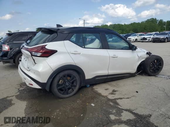2022 Nissan Kicks SR z VIN 3N1CP5DV1NL511824, wystawiony jako Copart lot #57610535 z przebiegiem 68 909 mil mil oraz Szkoda całkowita • Salvage title. Historia ofert i sprzedaży dostępna na DreamBid. Obrazek 3.