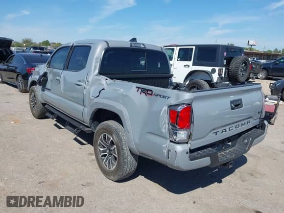 2021 Toyota Tacoma SR5 z VIN 5TFAZ5CN4MX097831, wystawiony jako IAAI lot #43320227 z przebiegiem 31 588 mil mil oraz . Historia ofert i sprzedaży dostępna na DreamBid. Obrazek 3.