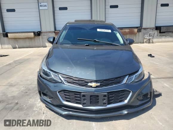 2017 Chevrolet Cruze LT z VIN 1G1BE5SM9H7135044, wystawiony jako Copart lot #70834555 z przebiegiem 104 865 mil mil oraz Szkoda całkowita • Salvage title. Historia ofert i sprzedaży dostępna na DreamBid. Obrazek 5.