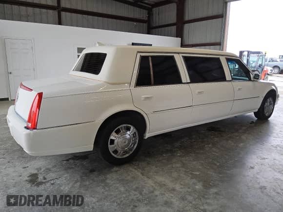 2009 Cadillac DTS Professional Limousine с VIN 1GEEK90Y49U550082, выставлен на аукционе Copart как лот 44596105 с пробегом 53 866 миль миль и Чистый • Clean title. История ставок и продаж доступна на DreamBid. Изображение 3.