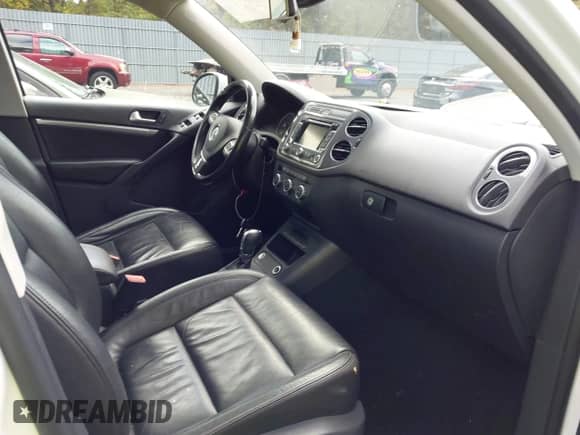 2013 Volkswagen Tiguan S с VIN WVGBV3AX2DW605370, выставлен на аукционе IAAI как лот 43424001 с пробегом 127 928 миль миль и . История ставок и продаж доступна на DreamBid. Изображение 5.