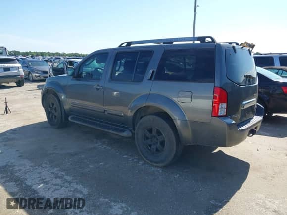 2005 Nissan Pathfinder SE z VIN 5N1AR18U75C716208, wystawiony jako IAAI lot #42449063 z przebiegiem 166 108 mil mil oraz . Historia ofert i sprzedaży dostępna na DreamBid. Obrazek 3.