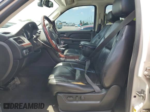 2010 Cadillac Escalade ESV Premium с VIN 1GYUKJEF2AR244433, выставлен на аукционе Copart как лот 57424535 с пробегом 133 861 миль миль и Списание • Salvage title. История ставок и продаж доступна на DreamBid. Изображение 7.