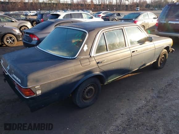 1984 Mercedes-Benz 300 D z VIN WDBAB33A9EA012300, wystawiony jako IAAI lot #41653395 z przebiegiem 397 820 mil mil oraz . Historia ofert i sprzedaży dostępna na DreamBid. Obrazek 4.