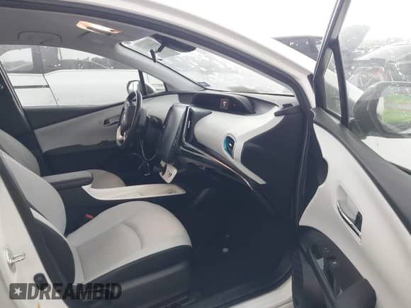 2018 Toyota Prius Plus z VIN JTDKARFP0J3084142, wystawiony jako IAAI lot #41936736 z przebiegiem 50 699 mil mil oraz . Historia ofert i sprzedaży dostępna na DreamBid. Obrazek 5.