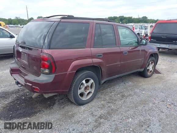 2007 Chevrolet TrailBlazer LT z VIN 1GNDT13S572203385, wystawiony jako IAAI lot #43029954 z przebiegiem 112 971 mil mil oraz . Historia ofert i sprzedaży dostępna na DreamBid. Obrazek 4.