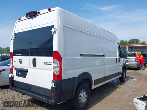 2023 Ram ProMaster Cargo z VIN 3C6LRVDG0PE579278, wystawiony jako IAAI lot #42852620 z przebiegiem 29 144 mil mil oraz . Historia ofert i sprzedaży dostępna na DreamBid. Obrazek 4.