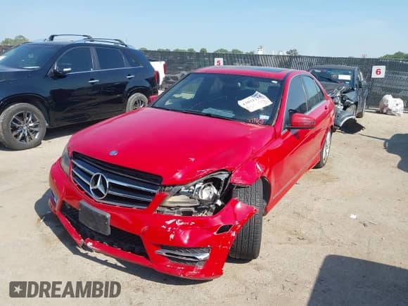 2014 Mercedes-Benz C 250 Sport z VIN WDDGF4HB5ER311488, wystawiony jako IAAI lot #43031325 z przebiegiem 108 139 mil mil oraz . Historia ofert i sprzedaży dostępna na DreamBid. Obrazek 17.