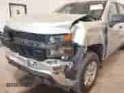 2019 Chevrolet Silverado 1500 Work Truck z VIN 1GCPYAEHXKZ222247, wystawiony jako IAAI lot #42457670 z przebiegiem 83 767 mil mil oraz . Historia ofert i sprzedaży dostępna na DreamBid. Obrazek 6.