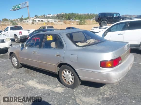 1995 Toyota Camry LE z VIN JT2SK12E1S0287944, wystawiony jako IAAI lot #43553190 z przebiegiem 205 910 mil mil oraz . Historia ofert i sprzedaży dostępna na DreamBid. Obrazek 3.