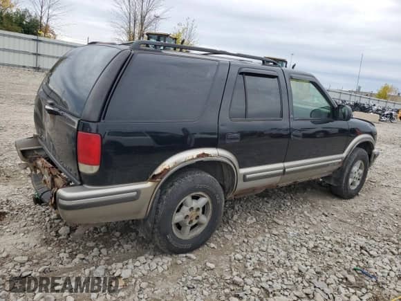 1999 Chevrolet Blazer LS z VIN 1GNDT13W7X2233779, wystawiony jako Copart lot #82356325 z przebiegiem Nie podano mil oraz Czysty tytuł • Clean title. Historia ofert i sprzedaży dostępna na DreamBid. Obrazek 3.