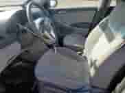 2012 Hyundai Accent GLS z VIN KMHCT4AE1CU251530, wystawiony jako Copart lot #82392105 z przebiegiem 304 077 mil mil oraz Szkoda całkowita • Salvage title. Historia ofert i sprzedaży dostępna na DreamBid. Obrazek 7.