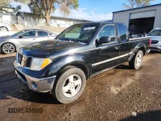 2005 Nissan Frontier SE z VIN 1N6AD06U95C411015, wystawiony jako Copart lot #84220545 z przebiegiem 167 313 mil mil oraz Szkoda całkowita • Salvage title. Historia ofert i sprzedaży dostępna na DreamBid. Obrazek 1.