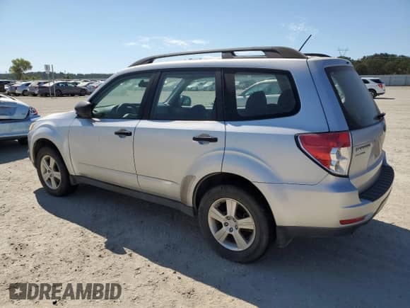 2011 Subaru Forester X z VIN JF2SHABC0BG704032, wystawiony jako Copart lot #68968225 z przebiegiem 148 742 mil mil oraz Czysty tytuł • Clean title. Historia ofert i sprzedaży dostępna na DreamBid. Obrazek 2.