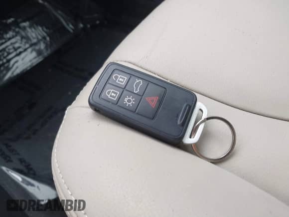 2017 Volvo S60 Inscription с VIN LYV402HKXHB148240, выставлен на аукционе IAAI как лот 41618292 с пробегом 77 870 миль миль и . История ставок и продаж доступна на DreamBid. Изображение 11.