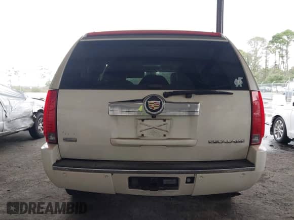 2011 Cadillac Escalade Premium with VIN 1GYS3CEF0BR130853, listed as a IAAI auction lot 43420315 with 207,799 mi miles and . Bid and sale history available at DreamBid. Image 16.