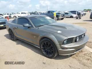 2005 Ford Mustang GT Deluxe z VIN 1ZVFT82H155236134, wystawiony jako IAAI lot #42336089 z przebiegiem 112 668 mil mil oraz . Historia ofert i sprzedaży dostępna na DreamBid. Obrazek 1.