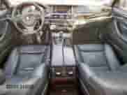 2016 BMW 5 Series 550i z VIN WBAKN9C59GD962402, wystawiony jako Copart lot #63289125 z przebiegiem 91 504 mil mil oraz Czysty tytuł • Clean title. Historia ofert i sprzedaży dostępna na DreamBid. Obrazek 8.