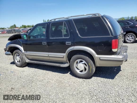 1999 Chevrolet Blazer LT z VIN 1GNDT13W4X2248675, wystawiony jako Copart lot #59103635 z przebiegiem 105 827 mil mil oraz Szkoda całkowita • Salvage title. Historia ofert i sprzedaży dostępna na DreamBid. Obrazek 2.