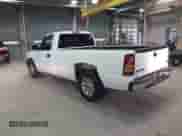 2005 GMC Sierra 1500 Work Truck z VIN 1GTEC14XX5Z120398, wystawiony jako IAAI lot #41889905 z przebiegiem 201 414 mil mil oraz . Historia ofert i sprzedaży dostępna na DreamBid. Obrazek 3.