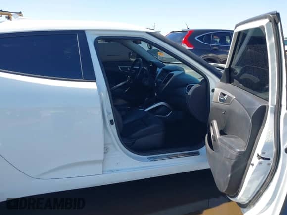 2014 Hyundai Veloster z VIN KMHTC6AD4EU213537, wystawiony jako IAAI lot #43358808 z przebiegiem 54 973 mil mil oraz . Historia ofert i sprzedaży dostępna na DreamBid. Obrazek 5.