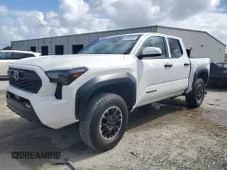 2024 Toyota Tacoma SR5 z VIN 3TYLB5JN8RT033616, wystawiony jako Copart lot #84987555 z przebiegiem 24 672 mil mil oraz Szkoda całkowita • Salvage title. Historia ofert i sprzedaży dostępna na DreamBid. Obrazek 1.