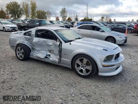2006 Ford Mustang GT Deluxe с VIN 1ZVFT82HX65216207, выставлен на аукционе Copart как лот 82680985 с пробегом 121 929 миль миль и Чистый • Clean title. История ставок и продаж доступна на DreamBid. Изображение 4.