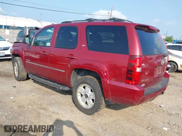 2011 Chevrolet Tahoe LT z VIN 1GNSKBE02BR310230, wystawiony jako IAAI lot #42703227 z przebiegiem 175 986 mil mil oraz . Historia ofert i sprzedaży dostępna na DreamBid. Obrazek 3.