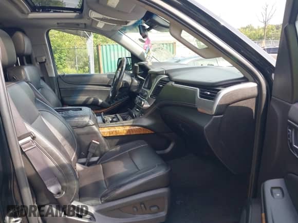2015 Chevrolet Suburban LTZ z VIN 1GNSCKKC7FR268252, wystawiony jako IAAI lot #42977046 z przebiegiem 110 363 mil mil oraz . Historia ofert i sprzedaży dostępna na DreamBid. Obrazek 5.