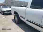 2000 Chevrolet Silverado 1500 LS z VIN 1GCEC19V9YZ170074, wystawiony jako IAAI lot #42453108 z przebiegiem 354 305 mil mil oraz . Historia ofert i sprzedaży dostępna na DreamBid. Obrazek 6.