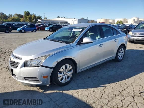 2012 Chevrolet Cruze LS с VIN 1G1PC5SH9C7399789, выставлен на аукционе Copart как лот 81819225 с пробегом 119 664 миль миль и Списание • Salvage title. История ставок и продаж доступна на DreamBid. Изображение 1.