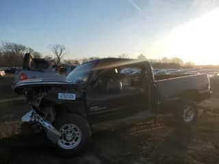 2003 Chevrolet Silverado 2500HD LT z VIN 1GCHK29133E174723, wystawiony jako Copart lot #47583165 z przebiegiem Nie podano mil oraz Szkoda całkowita • Salvage title. Historia ofert i sprzedaży dostępna na DreamBid. Obrazek 1.