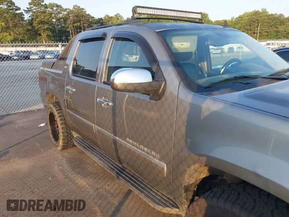 2009 Chevrolet Avalanche LTZ z VIN 3GNFK320X9G207224, wystawiony jako IAAI lot #42583268 z przebiegiem 252 397 mil mil oraz . Historia ofert i sprzedaży dostępna na DreamBid. Obrazek 13.