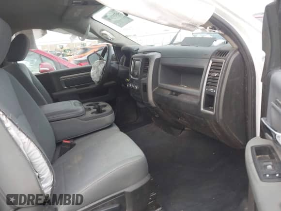 2019 Ram 1500 Tradesman z VIN 3C6JR6DT1KG674925, wystawiony jako IAAI lot #43297849 z przebiegiem 87 160 mil mil oraz . Historia ofert i sprzedaży dostępna na DreamBid. Obrazek 5.