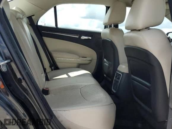 2015 Chrysler 300 C z VIN 2C3CCAET7FH772789, wystawiony jako Copart lot #68413435 z przebiegiem 127 138 mil mil oraz Szkoda całkowita • Salvage title. Historia ofert i sprzedaży dostępna na DreamBid. Obrazek 10.