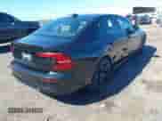 2024 Volvo S60 Plus Black Edition z VIN 7JRL12TH5RG280205, wystawiony jako IAAI lot #41648046 z przebiegiem 38 391 mil mil oraz . Historia ofert i sprzedaży dostępna na DreamBid. Obrazek 4.