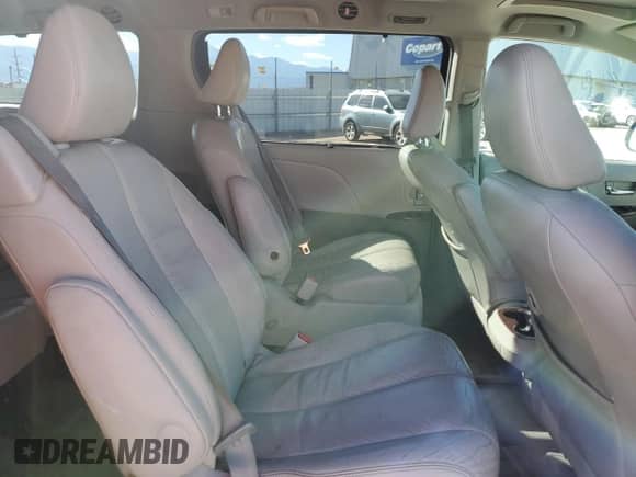 2012 Toyota Sienna XLE с VIN 5TDDK3DC3CS046151, выставлен на аукционе Copart как лот 82137995 с пробегом 182 499 миль миль и Списание • Salvage title. История ставок и продаж доступна на DreamBid. Изображение 11.