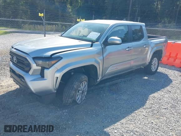 2024 Toyota Tacoma SR5 z VIN 3TYKB5FN4RT002335, wystawiony jako IAAI lot #43519965 z przebiegiem 45 897 mil mil oraz . Historia ofert i sprzedaży dostępna na DreamBid. Obrazek 19.