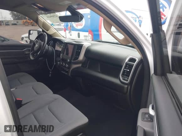 2020 Ram 1500 Big Horn z VIN 1C6RREFG3LN129718, wystawiony jako IAAI lot #42269424 z przebiegiem 97 387 mil mil oraz . Historia ofert i sprzedaży dostępna na DreamBid. Obrazek 5.