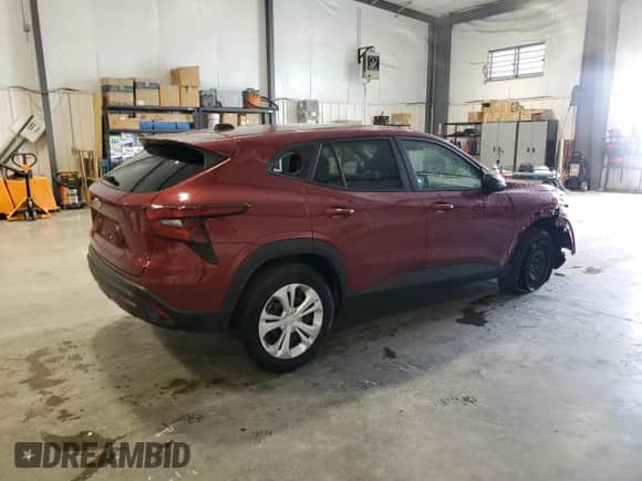 2024 Chevrolet Trax LS z VIN KL77LFE27RC245003, wystawiony jako Copart lot #68111855 z przebiegiem 20 068 mil mil oraz Czysty tytuł • Clean title. Historia ofert i sprzedaży dostępna na DreamBid. Obrazek 3.