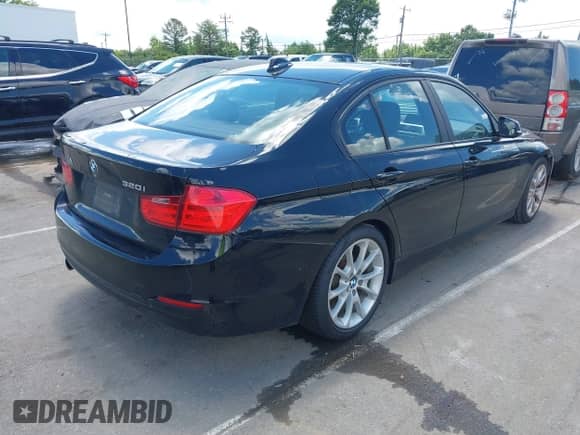 2013 BMW 3 Series 320i z VIN WBA3B1C58DF461645, wystawiony jako IAAI lot #42265684 z przebiegiem 185 873 mil mil oraz . Historia ofert i sprzedaży dostępna na DreamBid. Obrazek 4.
