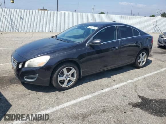 2013 Volvo S60 T5 с VIN YV1612FH7D2189850, выставлен на аукционе Copart как лот 60133215 с пробегом 117 396 миль миль и Списание • Salvage title. История ставок и продаж доступна на DreamBid. Изображение 1.