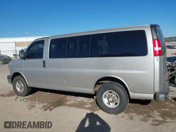 2007 Chevrolet Express Passenger with VIN 1GAHG35UX71176305, listed as a IAAI auction lot 41143812 with 338,940 mi miles and . Bid and sale history available at DreamBid. Image 15.