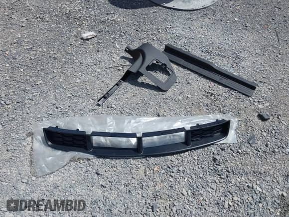 2005 Ford Mustang GT Deluxe z VIN 1ZVFT82H555223046, wystawiony jako IAAI lot #43130653 z przebiegiem 39 319 mil mil oraz . Historia ofert i sprzedaży dostępna na DreamBid. Obrazek 12.