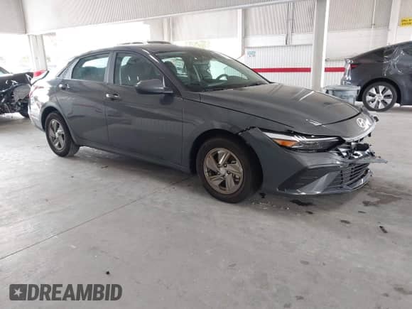 2025 Hyundai Elantra SE z VIN KMHLL4DGXSU980119, wystawiony jako IAAI lot #43179310 z przebiegiem 3 111 mil mil oraz . Historia ofert i sprzedaży dostępna na DreamBid. Obrazek 1.