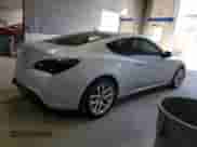 2014 Hyundai Genesis Coupe Grand Touring z VIN KMHHU6KJ0EU114835, wystawiony jako Copart lot #42686405 z przebiegiem 96 740 mil mil oraz Szkoda całkowita • Salvage title. Historia ofert i sprzedaży dostępna na DreamBid. Obrazek 3.