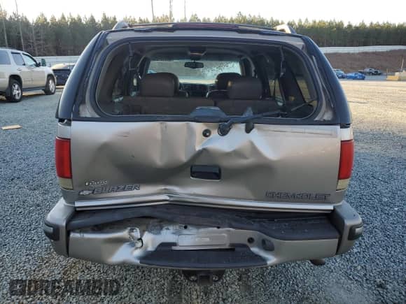 1998 Chevrolet Blazer LT z VIN 1GNDT13W2W2236765, wystawiony jako Copart lot #88902125 z przebiegiem 227 773 mil mil oraz Szkoda całkowita • Salvage title. Historia ofert i sprzedaży dostępna na DreamBid. Obrazek 6.