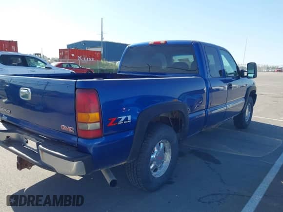 2003 GMC Sierra 1500 SLT z VIN 1GTEK19T93E376805, wystawiony jako IAAI lot #42238370 z przebiegiem 245 948 mil mil oraz . Historia ofert i sprzedaży dostępna na DreamBid. Obrazek 4.