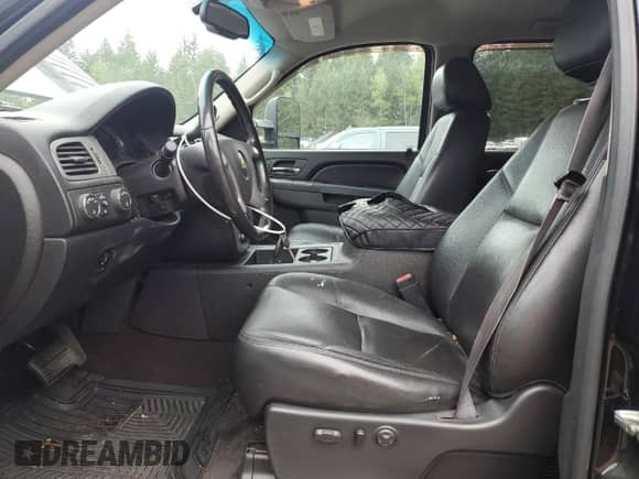 2013 Chevrolet Silverado 3500HD High Country z VIN 1GC4K1E89DF156508, wystawiony jako Copart lot #66989154 z przebiegiem 207 980 mil mil oraz Szkoda całkowita • Salvage title. Historia ofert i sprzedaży dostępna na DreamBid. Obrazek 7.